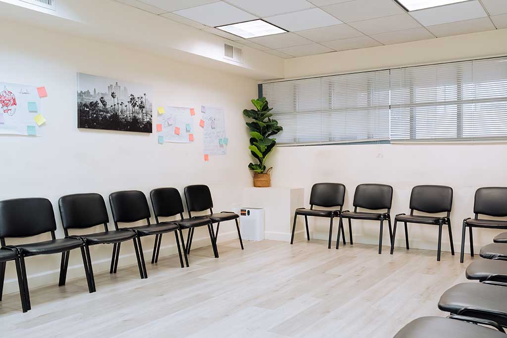 About Us 11 skyline-living-meeting-room